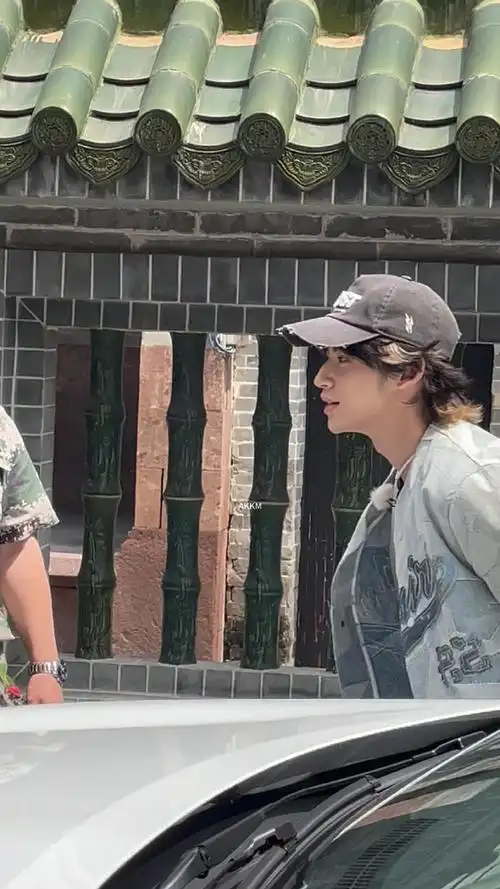 小鬼王琳凯《我们仨》路透  今天是美式男孩儿主打纯帅风06  素颜好