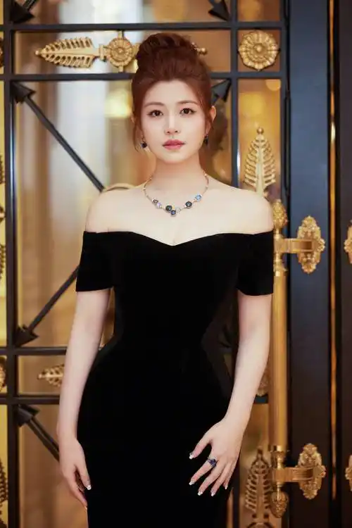 陈妍希工作室晒出了一组陈妍希的生日造型写真-爱读书