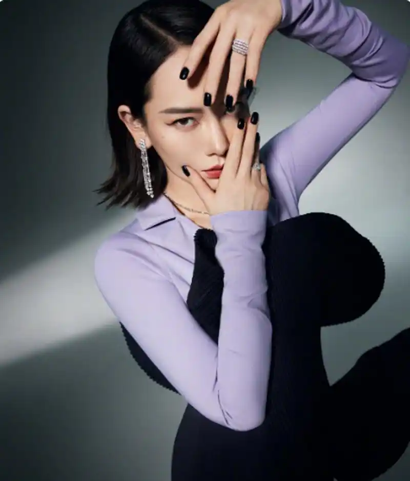 戚薇在时尚cosmo五月刊大片中身穿loewe 2023春夏系列,将时尚和性感