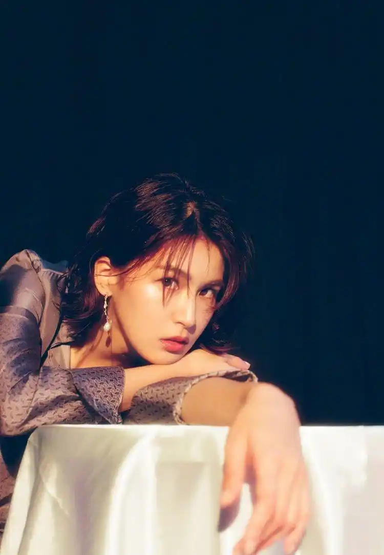 原创34岁曾沛慈雷婷重现3套油头造型霸气十足发卡耳环真个性