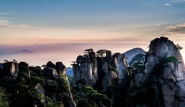 无论是雄伟的山峰,清澈的湖泊,还是奇妙的地质景观,每一座山都有其