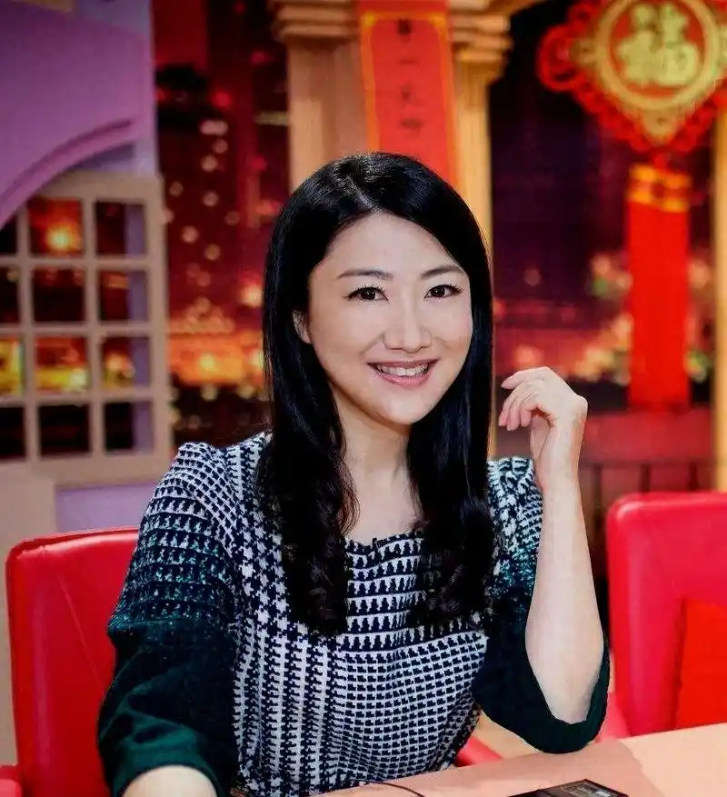 东方卫视当家花旦杨蕾,她当年被马铃薯老板王微扔掉,至今未再婚