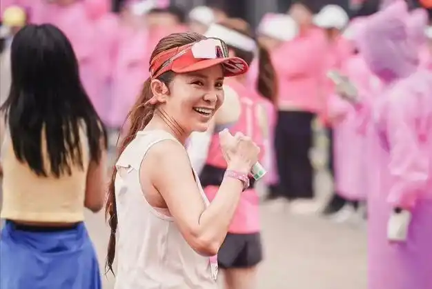 央视美女朱迅参加无锡马拉松50岁年纪依旧美丽