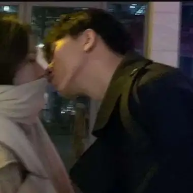 亲吻情头一对两张高清好看的情侣头像亲密双人接吻图片