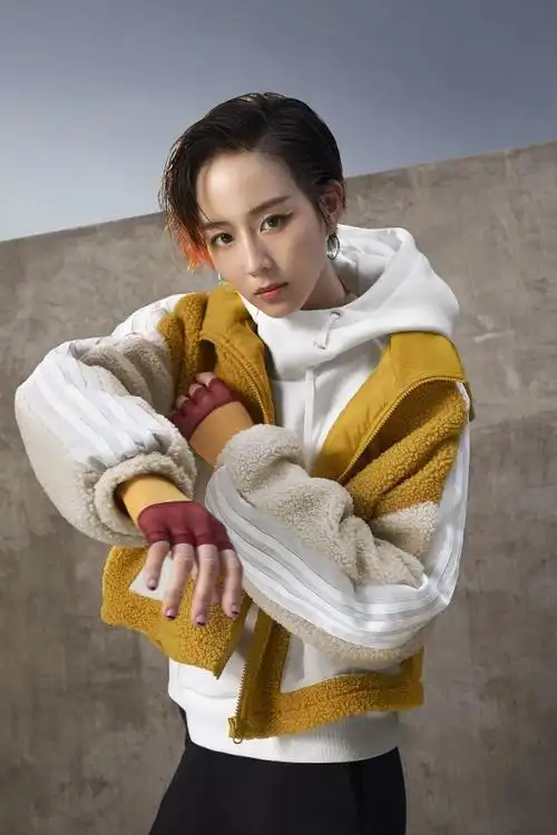 官方新闻 / 张钧甯率性诠释自我风格 adidas urban transition 系列