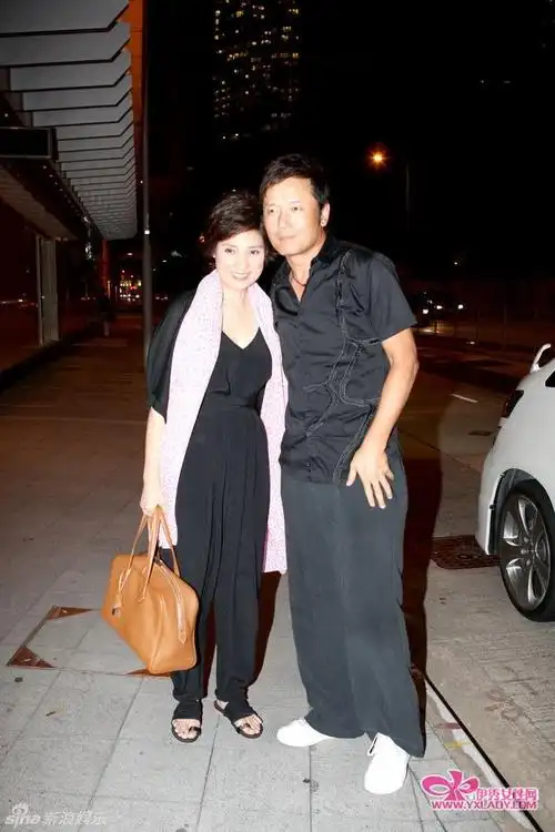 组图:谭咏麟60岁大寿 坦言永远最感谢母亲