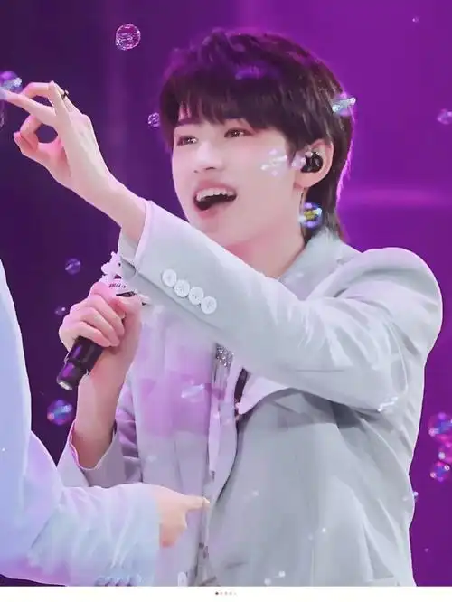 宋亚轩甜甜的照片