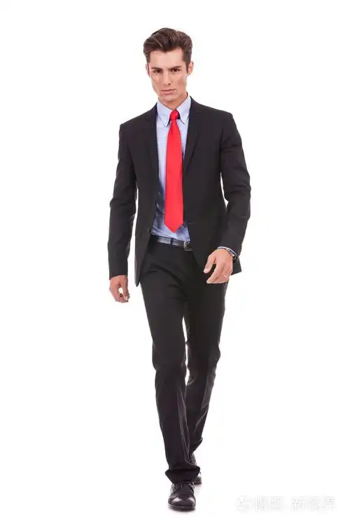 严重的年轻人向前走