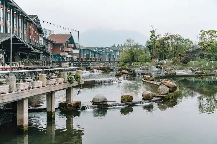 温汤镇内有两口非常古老的古井常年温泉涌出四季不断是温汤小镇的独特