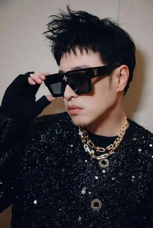 潘玮柏近照曝光!与郝邵文"撞脸"成新梗!网友:你脖子呢!