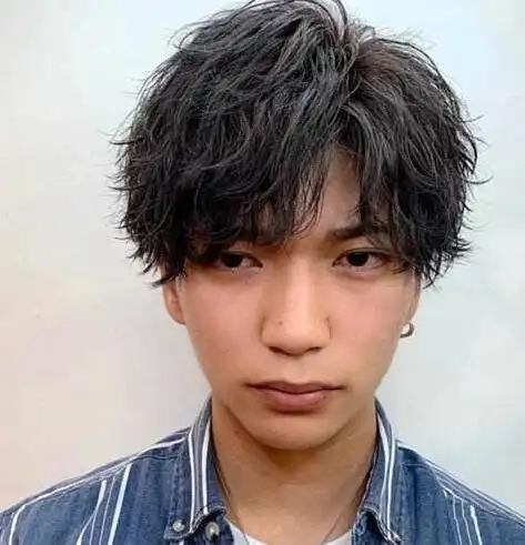 阳光学生版男生纹理烫发型推荐给你,自然的黑发给人纯净感觉,发型分层