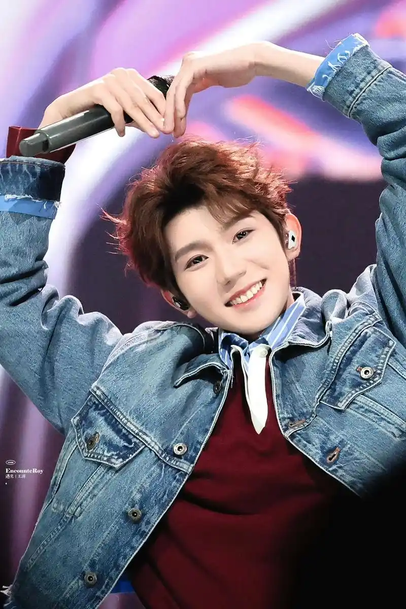 反差.床上的甜豆源果然不简单👀#王源#女孩