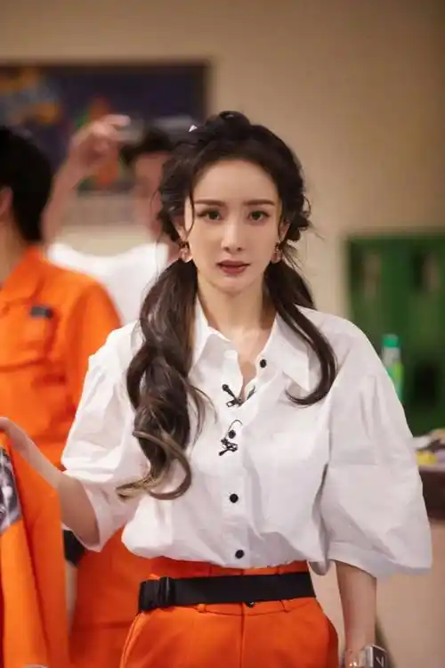 一到夏天,女明星都会疯狂爱上双马尾?_蝴蝶结_造型_元气