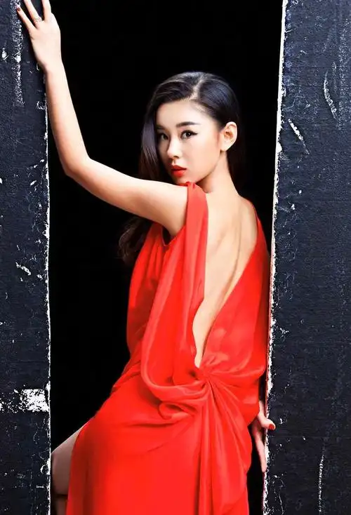 李小萌又穿挂脖连衣裙配草帽墨镜海边凹造型清新脱俗又吸睛