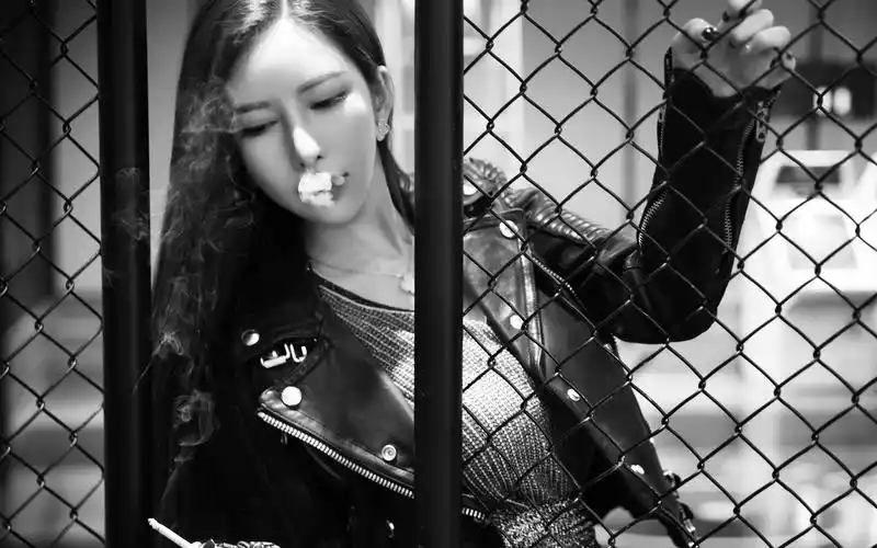 性感御姐帅气抽烟写真