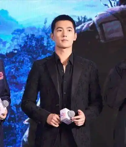 他心情不错,和众好友有说有笑地走进了ktv,杨洋身边除了助理和工作