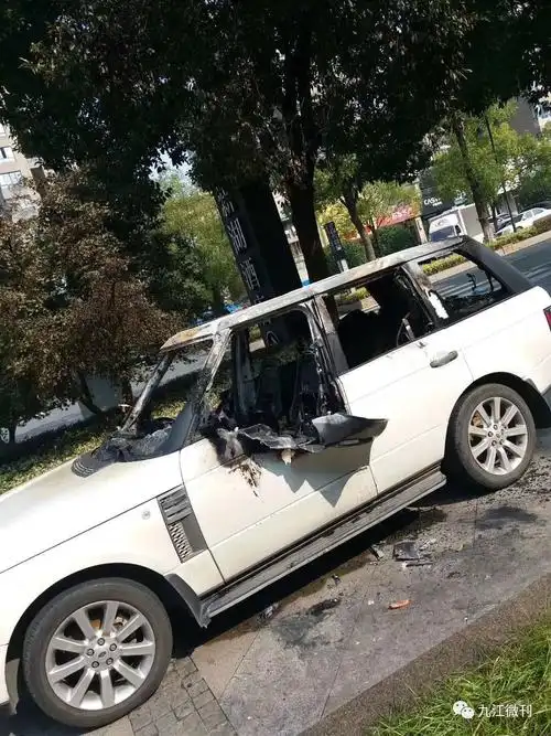 九江街头路虎豪车深夜烧毁路人却说不可能是自燃