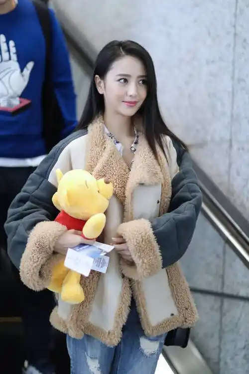 佟丽娅机场穿搭率性又俏皮