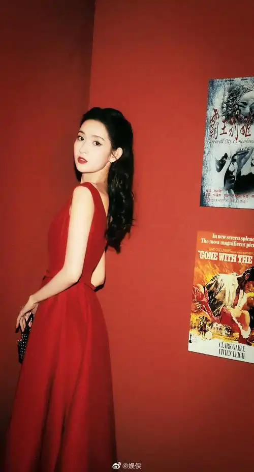 王玉雯红裙造型