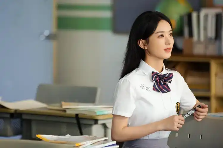 赵丽颖穿校服变身最美学姐 笑容清纯气质温婉动人
