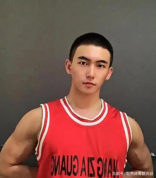 寸头小奶狗帅哥,摆拍也太撩人了吧!