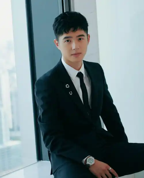 刘昊然俊朗帅气西装写真图片56
