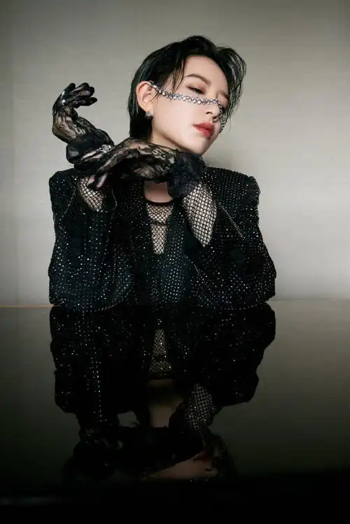 李斯丹妮脸链造型好a##李斯丹妮脸链