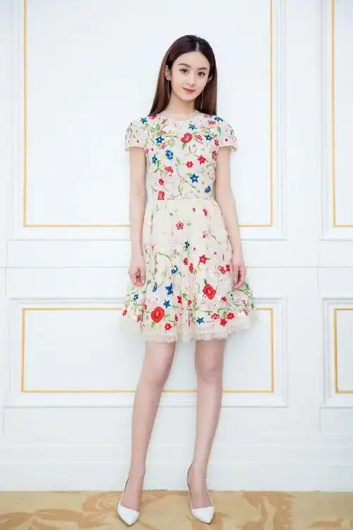 赵丽颖印花短裙时髦养眼图片