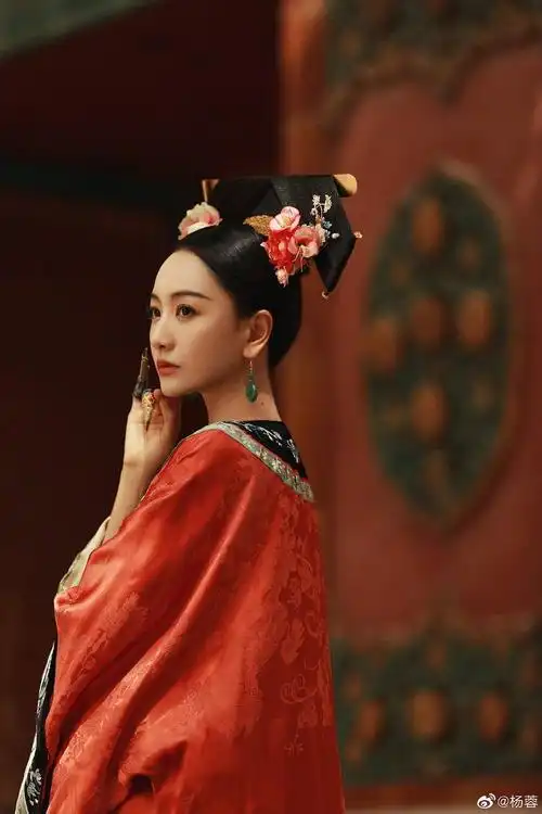 杨蓉清宫戏妆造型大片 红墙砖瓦古韵十足,真的别太适配啊_高清图集