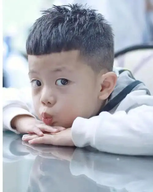 天气变热,人们剪发的频率变得越来越高了,特别是爱活动的小男孩,头发