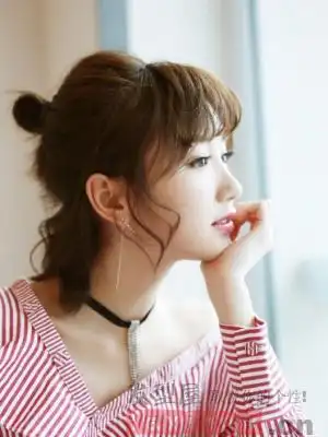 微卷及肩短发搭配微卷刘海再设计成半扎丸子头发型,清新俏丽很fashion