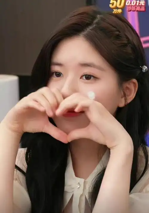 赵露思情人节营业照##赵露思露式比心随拍