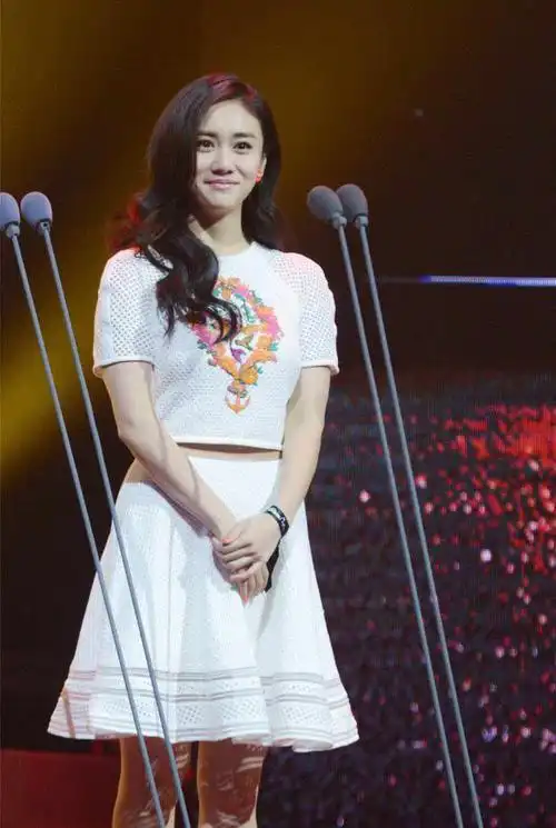 已知刘芸165cm穿上豆腐裤后腿比上身长4倍求腿长