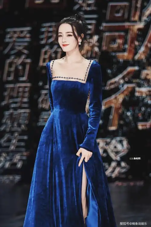 原创人间绝色迪丽热巴蓝色丝绒长裙好惊艳提着裙摆宛如在逃公主