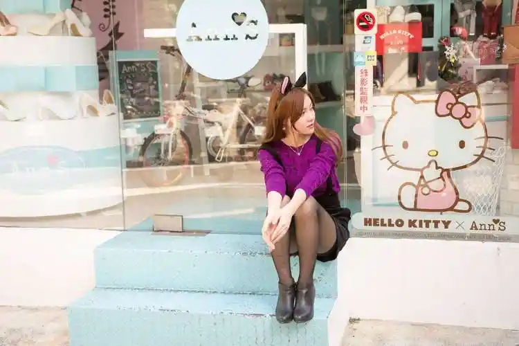 黑丝短裙美女时尚街拍图片写真[12/12]_美腿丝袜_美桌网