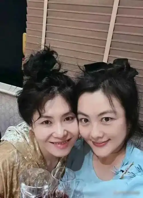 歌手李健老婆正脸首曝光!眉清目秀,素颜温婉超惊艳,夫妻相十足