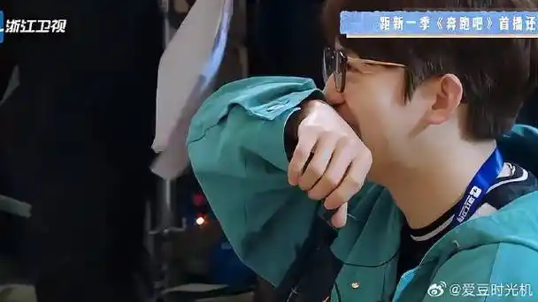 郑恺雷人造型出场 李晨高喊:儿子!|李晨|奔跑吧_新浪新闻