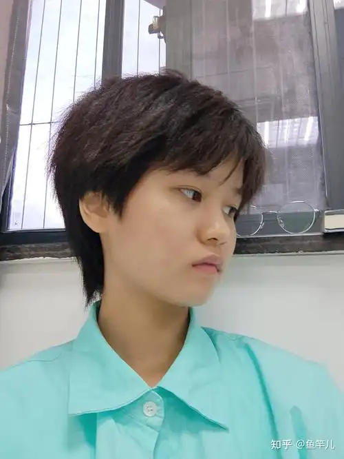 圆脸头发厚多适合啥短发