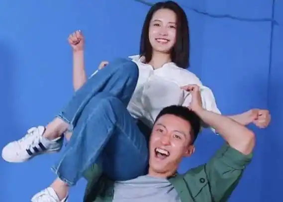 黄景瑜单手扛李沁,你只看到他男友力爆棚,谁注意他的直男式发言