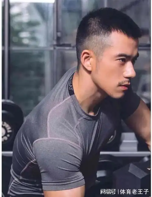 感帅气性的小胡子帅哥