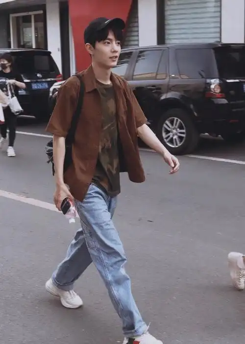 肖战"劈叉式走路",走路带风,酷帅有范儿_高清图集_新浪网