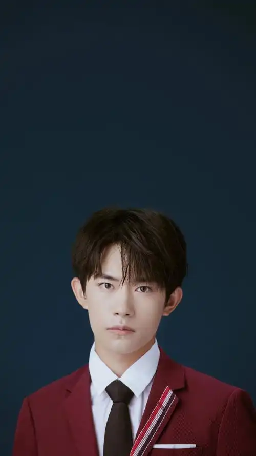 分享一组帅哥易烊千玺写真图片壁纸给大家,希望大家喜欢,更多明星图片