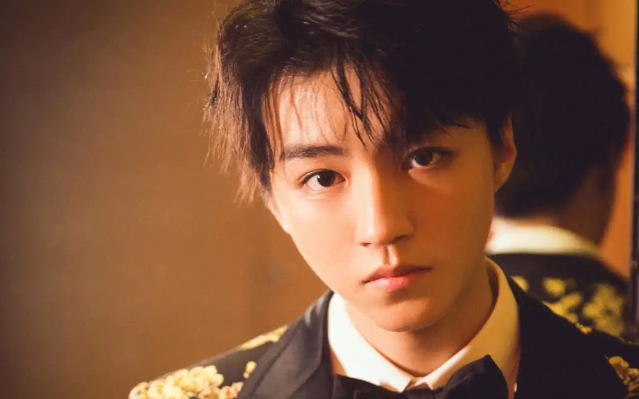 王俊凯印花西装帅气写真图片壁纸