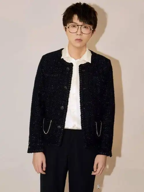 毛不易瘦成124斤,减肥后撞脸华晨宇,闭眼那刻太像了