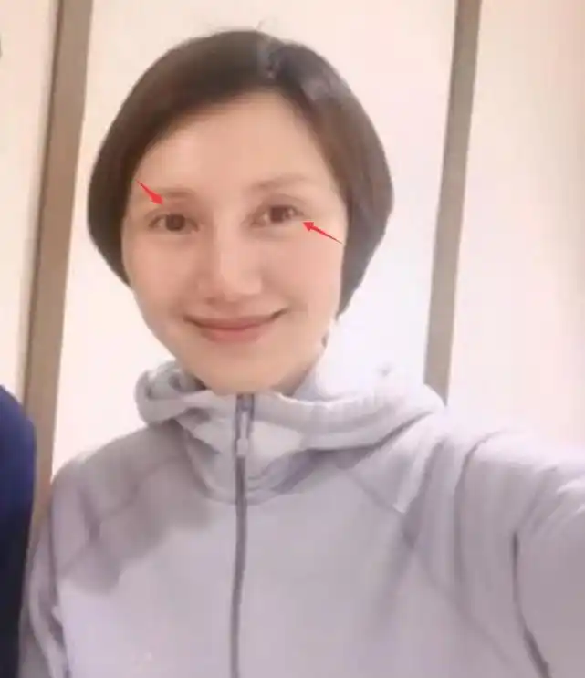 夏雨夫妇现身黄山,43岁袁泉素颜怼脸拍,无惧眼角皱纹自信微笑!