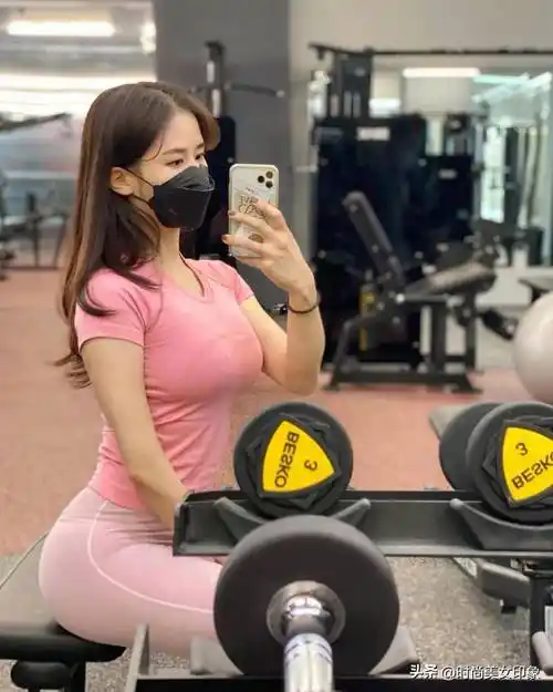 国外健身女子气质清新甜美,唯美身材好想和她一起运动!