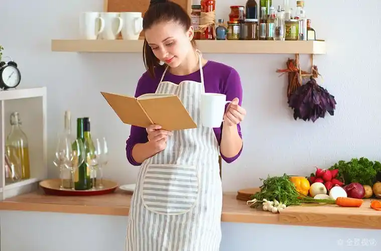 美女_读_菜谱_厨房_看_烹饪_高清图片_全景视觉