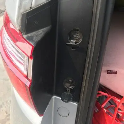 自己动手拆后尾灯