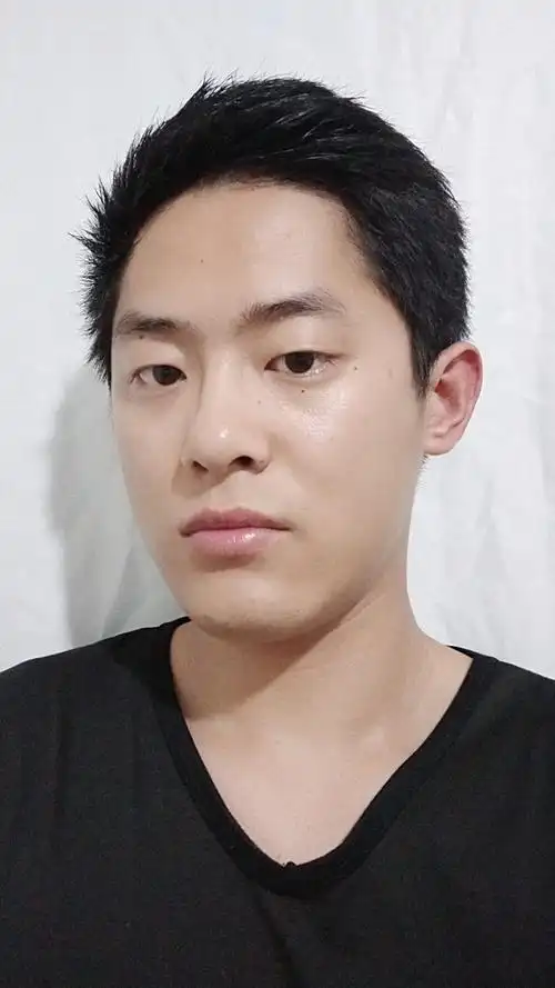 00后白黑色男生照片