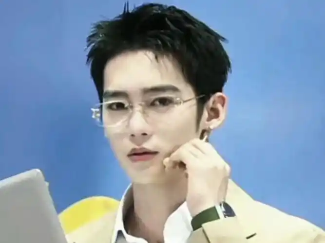 和戴金丝眼镜的总裁对视